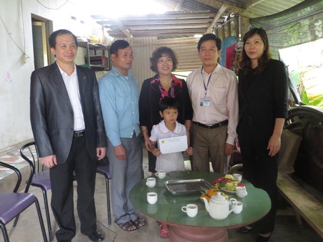 Quỹ bảo trợ trẻ em của Công đoàn Việt Nam thăm và tặng quà cho các cháu con CNVCLĐ có hoàn cảnh gia đình khó khăn tại Hà Giang