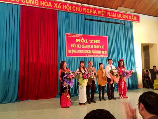 Đ/c Đỗ Văn Oai - Hiệu trưởng Trường Cao đẳng Sư phạm và Đ/c Triệu Thị Năm - Chủ tịch Công đoàn cơ sở nhà trường tặng hoa và quà cho các Đội tham gia Hội thi.